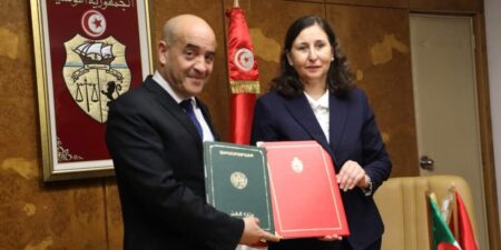 الجزائر وتونس توقعان جملة من الاتفاقيات في مجال النقل