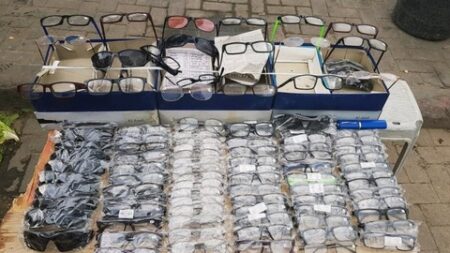 بسبب الجهل واللامبالاة.. جزائريون يقتنون نظارات طبية من الأسواق الشعبية