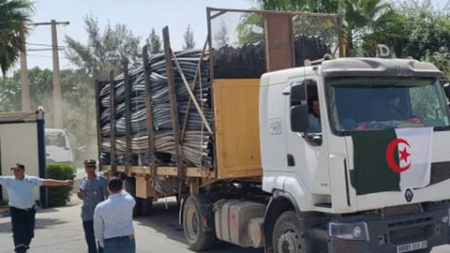سيدي بلعباس.. تصدير حمولة من أنابيب البوليثيلان وحديد الخرسانة باتجاه موريتانيا