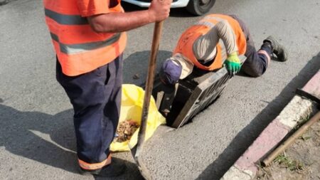 تنظيف البالوعات بالرويبة تحسبا لأمطار فصل الخريف