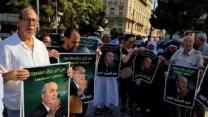 صورة معبرة عن أفراد الجالية الوطنية المقيمة بالخارج يثمنون العناية الخاصة التي يوليها رئيس الجمهورية للتكفل بانشغالاتهم
