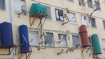 الصهاريج المائية في شرفات العمارات.. قنابل موقوتة والمختصون يدقون ناقوس الخطر