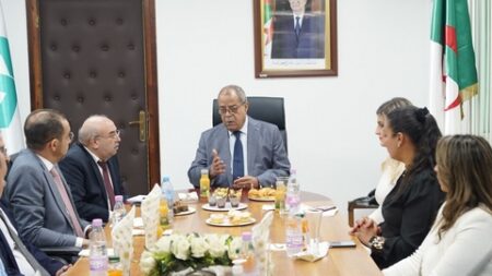عون يقرر تقديم  الدعم لمجمع صيدال لاستعادة مكانته في الصناعات الصيدلانية