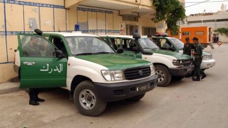 العاصمة.. الدرك الوطني يضع حدا لعصابة أحياء ويحجز مشروبات كحولية وأسلحة بيضاء ومبالغ مالية