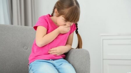 للأمهات.. متى تستدعي إصابة طفلِك بالقيء زيارة الطبيب؟