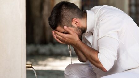 إِنَّ اللَّهَ يُحِبُّ التَّوَّابِينَ وَيُحِبُّ الْمُتَطَهِّرِينَ