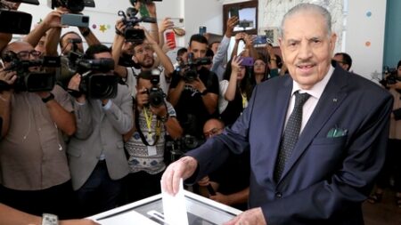 رئيس مجلس الأمة يدلي بصوته ويؤكد : حافظوا على الجزائر