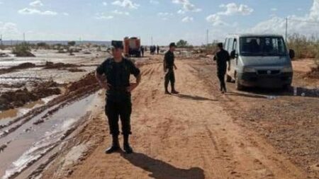 التقلبات الجوية: جهود متواصلة لفتح الطرق المقطوعة بولايتي بشار وتندوف