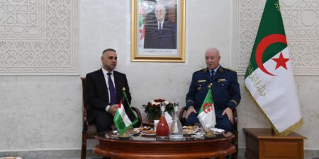 اللواء بن بيشة يستقبل سفير فلسطين بالجزائر