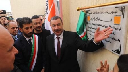 “والي ولاية وهران يشرف على تدشين متوسطة “علي معاشي” بحي يغمراسن “