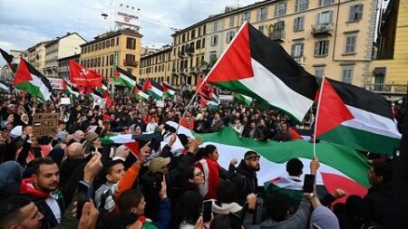 تظاهرة حاشدة في بوخارست تنديدًا بمجازر الاحتلال بغزة