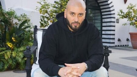 مساري: شاهدت منزل طفولتي يتحول رماداً