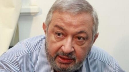 أحمد العوضي باكيا: “نور الشريف معلم الأجيال”
