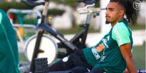 فارسي: لقد لقيت ترحيبا واسعا من اللاعبين