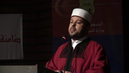 المنشد التونسي إسماعيل الحرابي يقدم اعتذاره