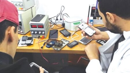 ينافسون كبار مهندسيي التكنولوجيا.. شباب يمتهنون تصليح الهواتف دون أي تكوين