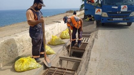 بالتركيز على أماكن تراكم المياه.. استنفار بالشراقة للوقاية من أخطار التقلبات الجوية