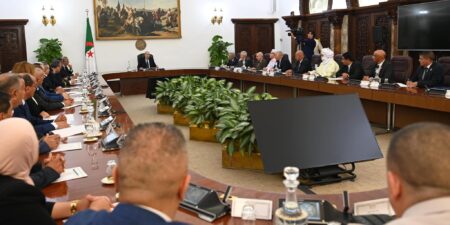 الرئيس تبون ينصب اللجنة الوطنية لمراجعة قانوني البلدية والولاية