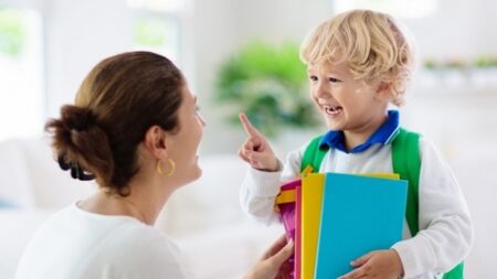 كيف تستطيعين جعل طفلك يتحدث عن يومه الدراسي؟