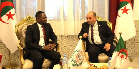 سفير تنزانيا يشيد بتخرج 400 طالب تنزاني من الجامعات الجزائري