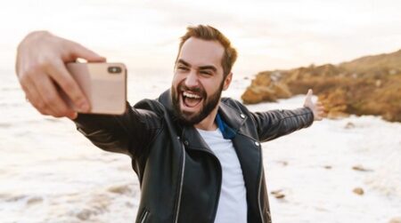 ظاهرة منتشرة وغريبة.. أشخاص لا تُعجبهم ملامحهم في الصور