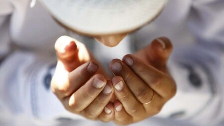 أول زُمْرَةٍ يدخلون الجنة