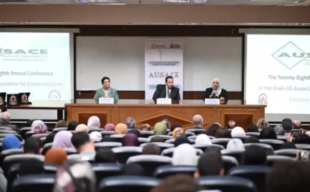 العربي بوعمامة يُكرَّم في مؤتمر كلية الإعلام الدولي بجامعة الأهرام الكندية