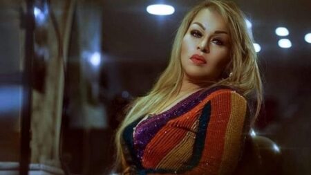 من أجل إعالة نفسها وأبنائها.. الشابة خيرة مضطرة للغناء