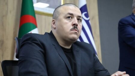 تسرب المياه يهدد سكان بناية بحي المنظر الجميل.. مواطن يطالب بتدخل المدير العام لشركة سيال