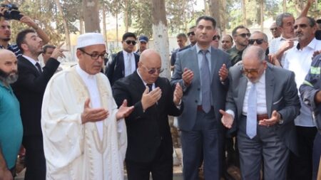 جثمان المجاهد والمؤرخ محمد العربي الزبيري يوارى الثرى بمقبرة قاريدي
