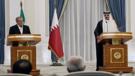 في أول زيارة لبزشكيان إلى قطر.. أمير قطر ورئيس إيران يحذران من عواقب التصعيد “الإسرائيلي”