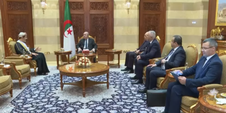 رئيس الجمهورية يستقبل بمسقط أحد كبار المساهمين في مجموعة بهوان الاقتصادية والشركة الجزائرية-العمانية للأسمدة