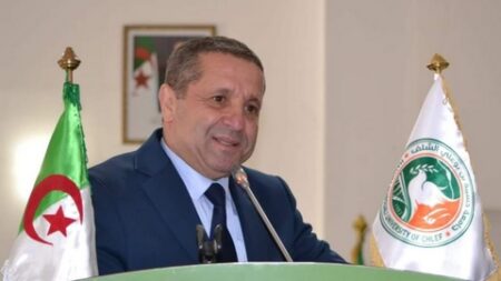 عمارنة يشدد على تطبيق القانون 02-23 المتعلق بممارسة الحق النقابي