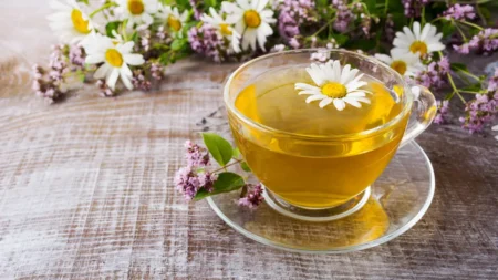 شراب البابونج.. مذاق لذيذ غني بالعناصر الغذائية