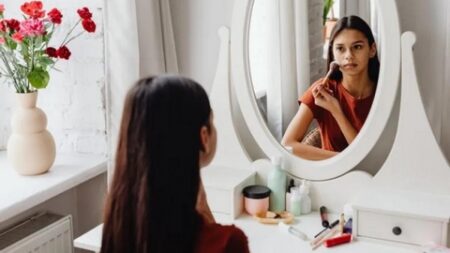أمهات في مواجهة شغف بناتهن.. فتيات صغيرات مهووسات بمستحضرات التجميل