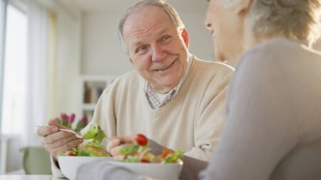 كبار السن مدعوون للانتباه لما يأكلونه أكثر