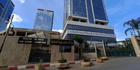 اجتماع تنسيقي ثلاثي لضمان تموين السوق بالمواد الفلاحية والغذائية وتأطير الوكلاء