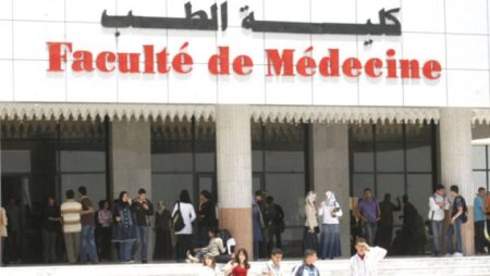 وزارة التعليم العالي تؤكد التكفل بمجمل المطالب الـ9 التي رفعها طلبة العلوم الطبية في لائحتهم الوطنية