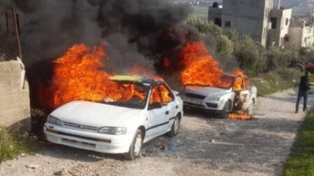 مستوطنون يحرقون مركبات الفلسطينيين ويهاجمون منازلهم بنابلس
