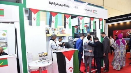 الكتب المعروضة تثير شغف وفضول القراء الجزائريين.. تجاوب واسع مع الجناح الصحراوي