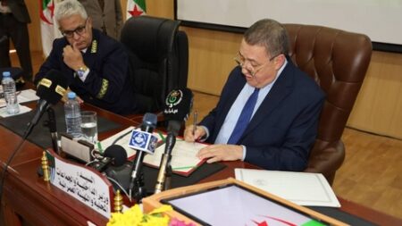 وزير الداخلية ينصب الوالي الجديد لولاية إيليزي
