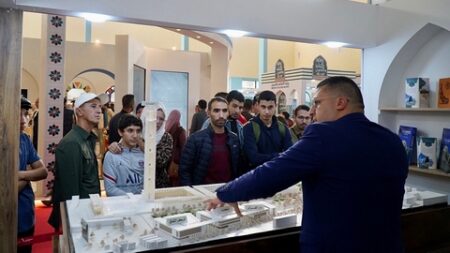 في آخر يوم من صالون الجزائر الدولي للكتاب.. جناح جامع الجزائر يثير فضول وشغف الزوار