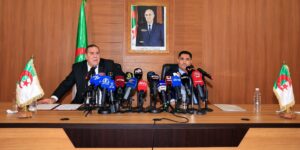 محمد مزيان يتسلم مهامه على رأس وزارة الاتصال