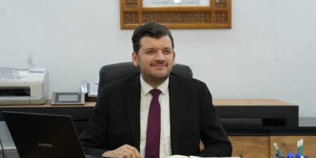 المهدي وليد يؤكد على توفير اليد العاملة ونشر ثقافة المقاولاتية لبناء اقتصاد قوي ومزدهر