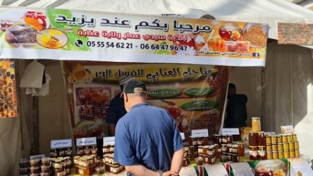 مشاركة منتجين من 17 ولاية.. رهان على توسيم عسل ” الإيدوغ “في معرض بعنابة