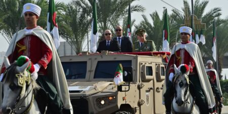 رئيس الجمهورية يشرف على الاستعراض العسكري بمناسبة الذكرى ال70لاندلاع الثورة التحريرية