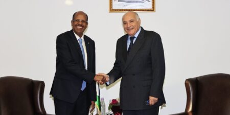 عطاف ونظيره الجيبوتي يناقشان المواضيع المدرجة على جدول أعمال الندوة حول السلم والأمن في إفريقيا