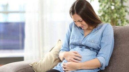 دراسة علمية تكشف.. الإنجاب في سن صغيرة يقي من سرطان الثدي