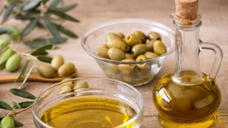 زيت الزيتون.. هل من المفيد تناوله يوميا؟