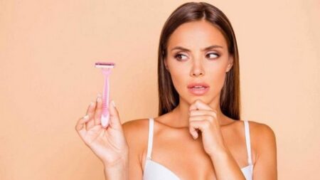 السهل الذي تخشاه الكثيرات.. كل ما عليك معرفته عن إزالة الشعر بالوجه بالشفرة